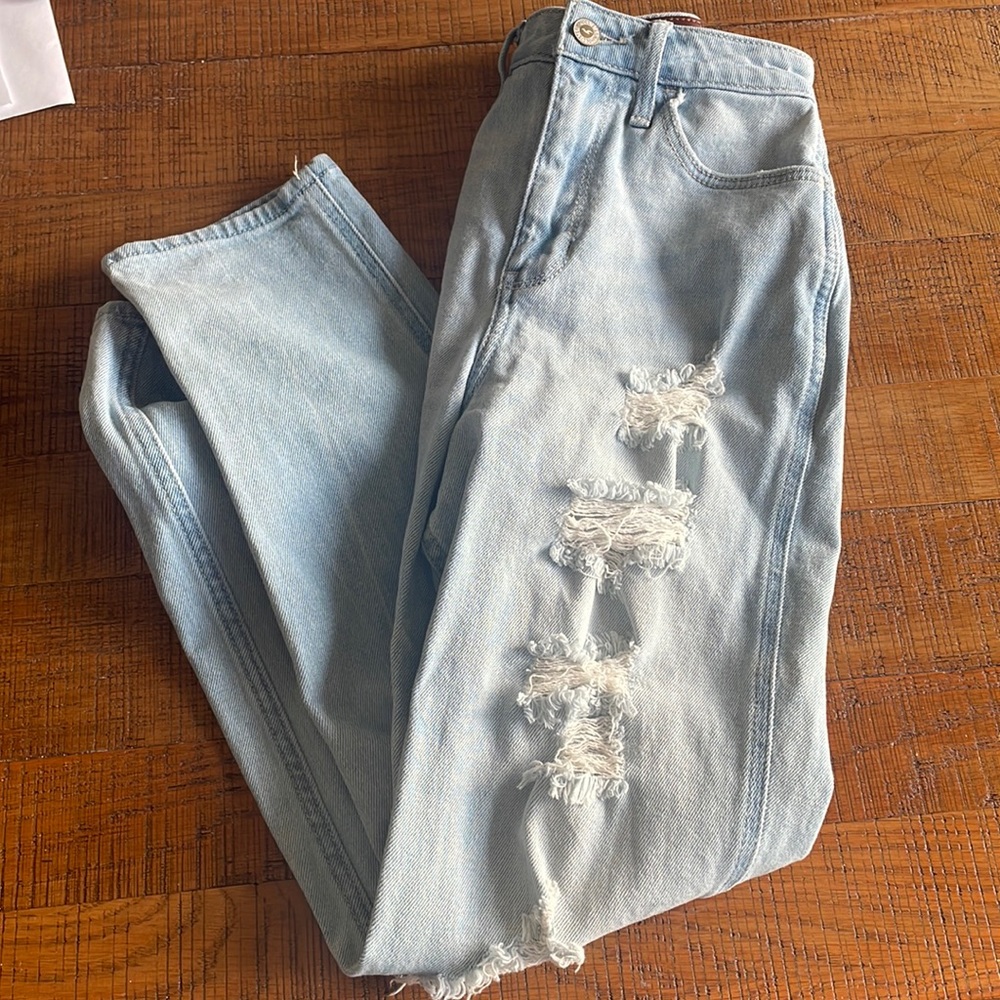 hollister ripped mom jeans